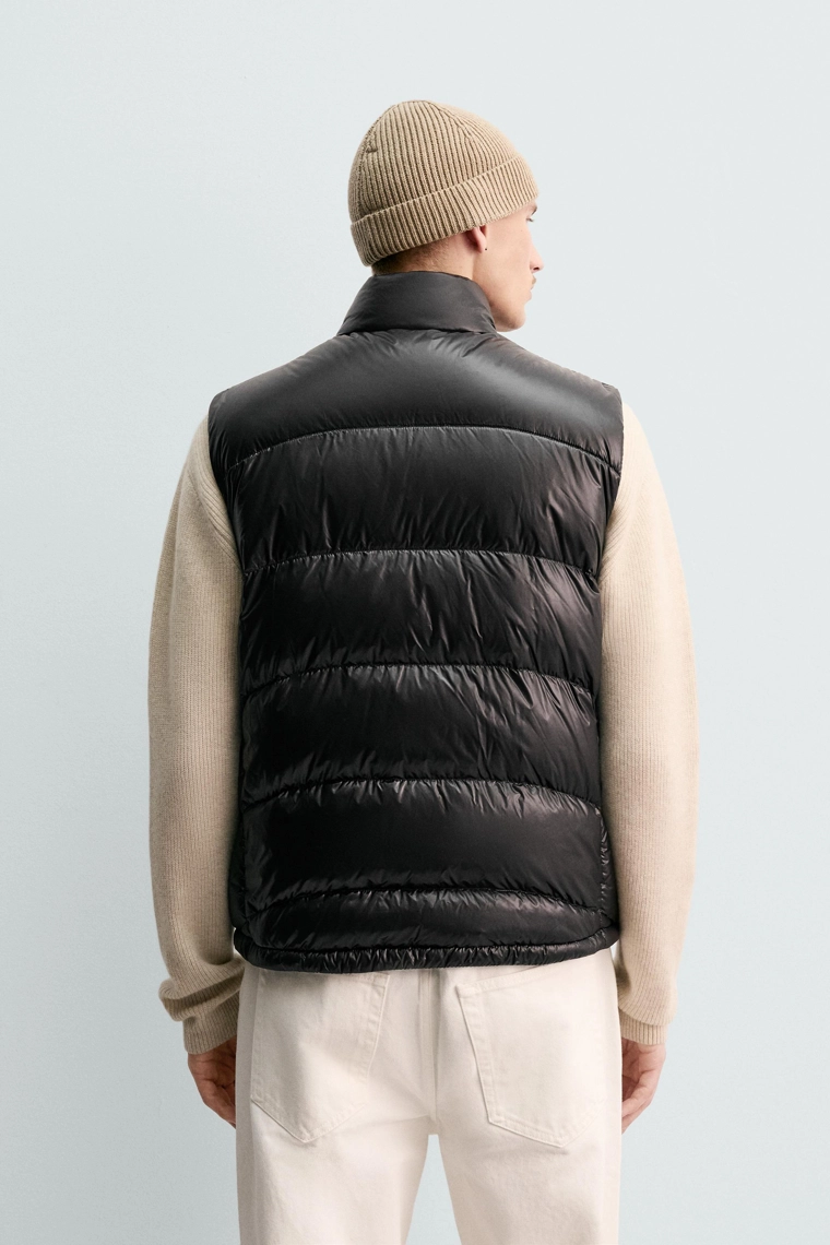 Светло-серый жилет origins с наполнителем из 80% пуха и 20% пера, отталкивающий воду