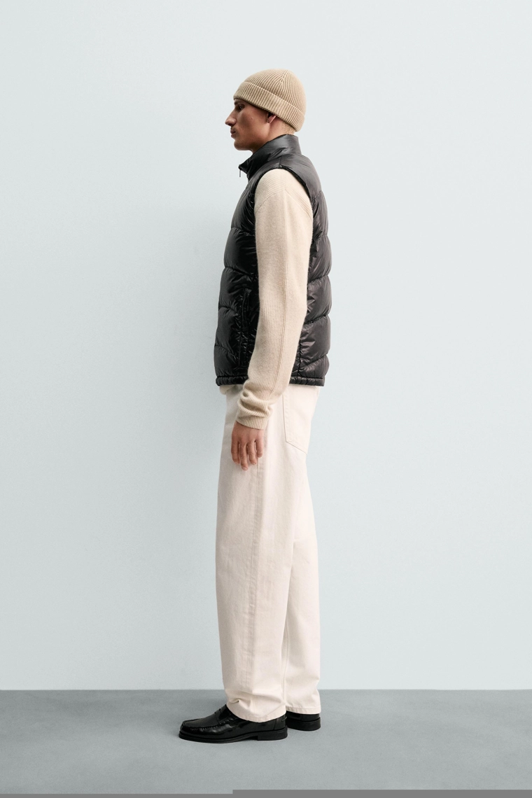 Светло-серый жилет origins с наполнителем из 80% пуха и 20% пера, отталкивающий воду