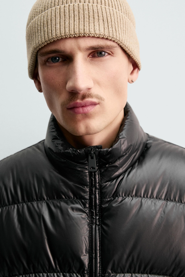 Светло-серый жилет origins с наполнителем из 80% пуха и 20% пера, отталкивающий воду