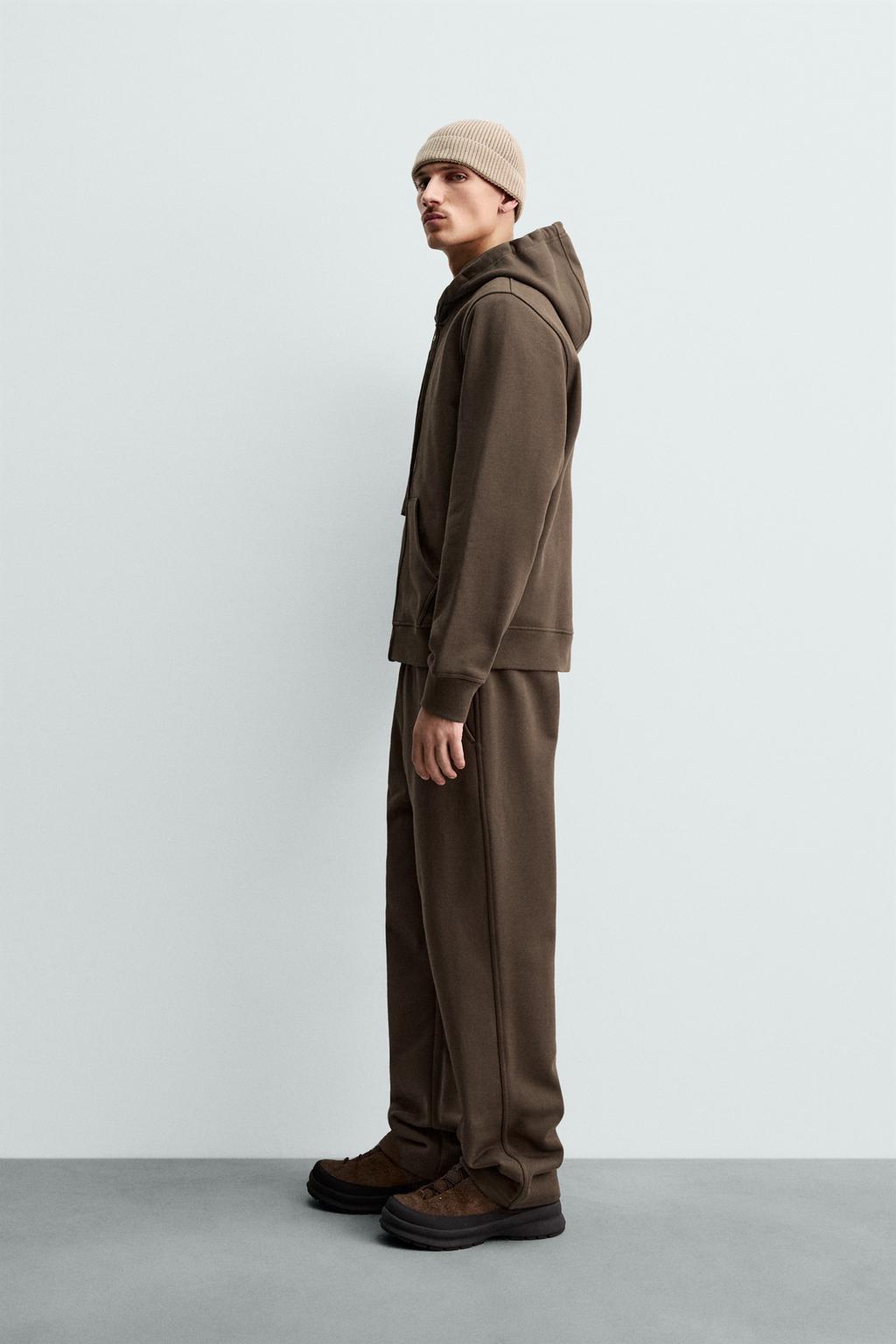 ДЖОГГЕРЫ ИЗ ПЛОТНОГО МАТЕРИАЛА КЛАССИЧЕСКОГО КРОЯ