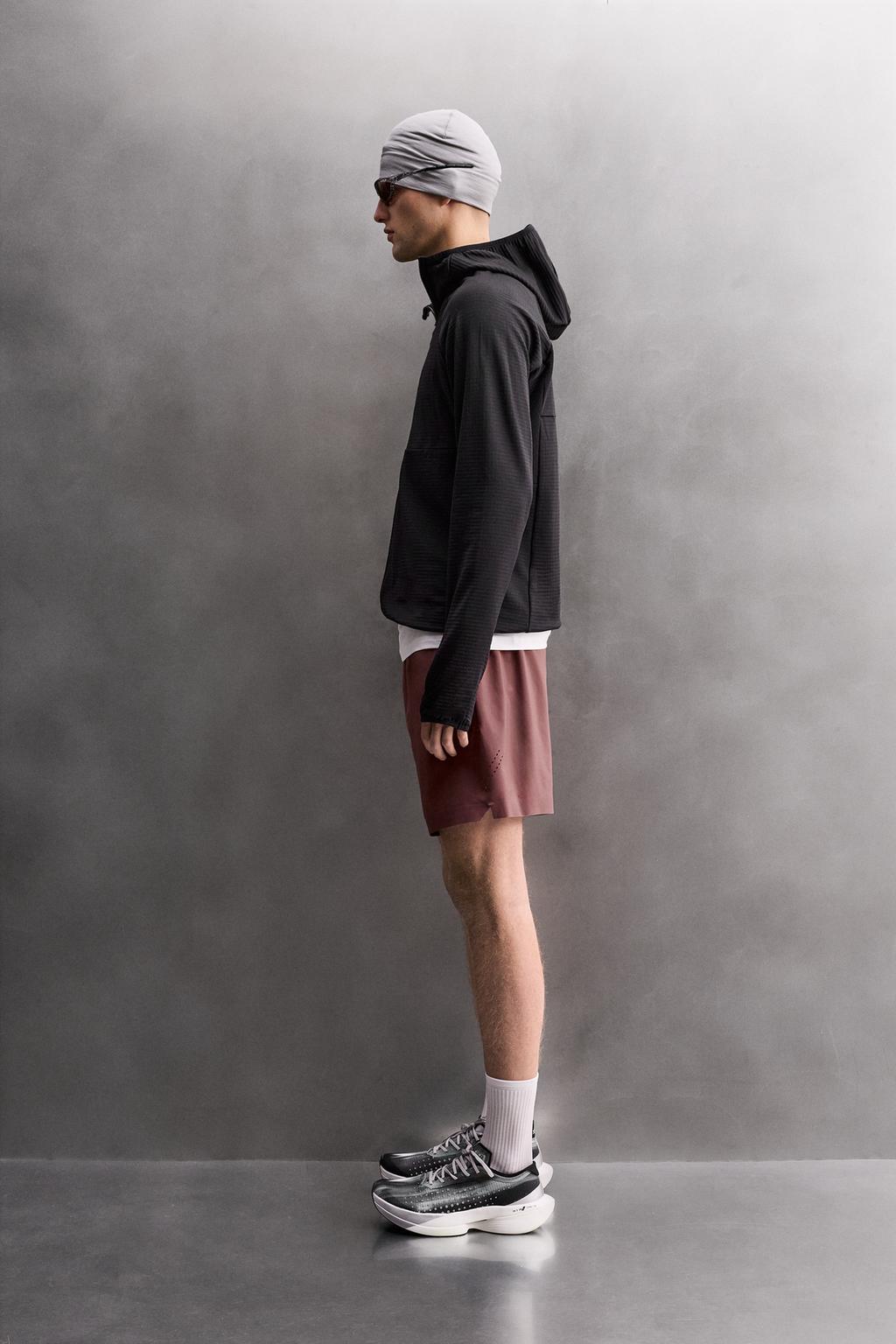 КУРТКА ИЗ ВЫСОКОТЕХНОЛОГИЧНОЙ ТКАНИ С КАПЮШОНОМ