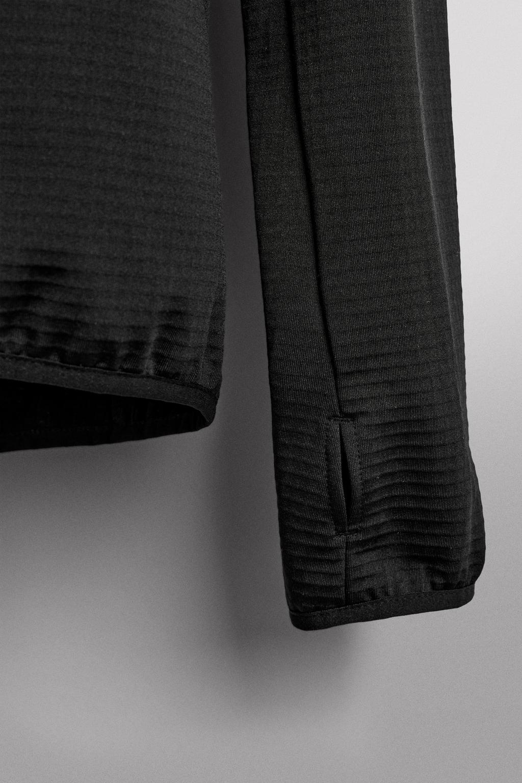 КУРТКА ИЗ ВЫСОКОТЕХНОЛОГИЧНОЙ ТКАНИ С КАПЮШОНОМ