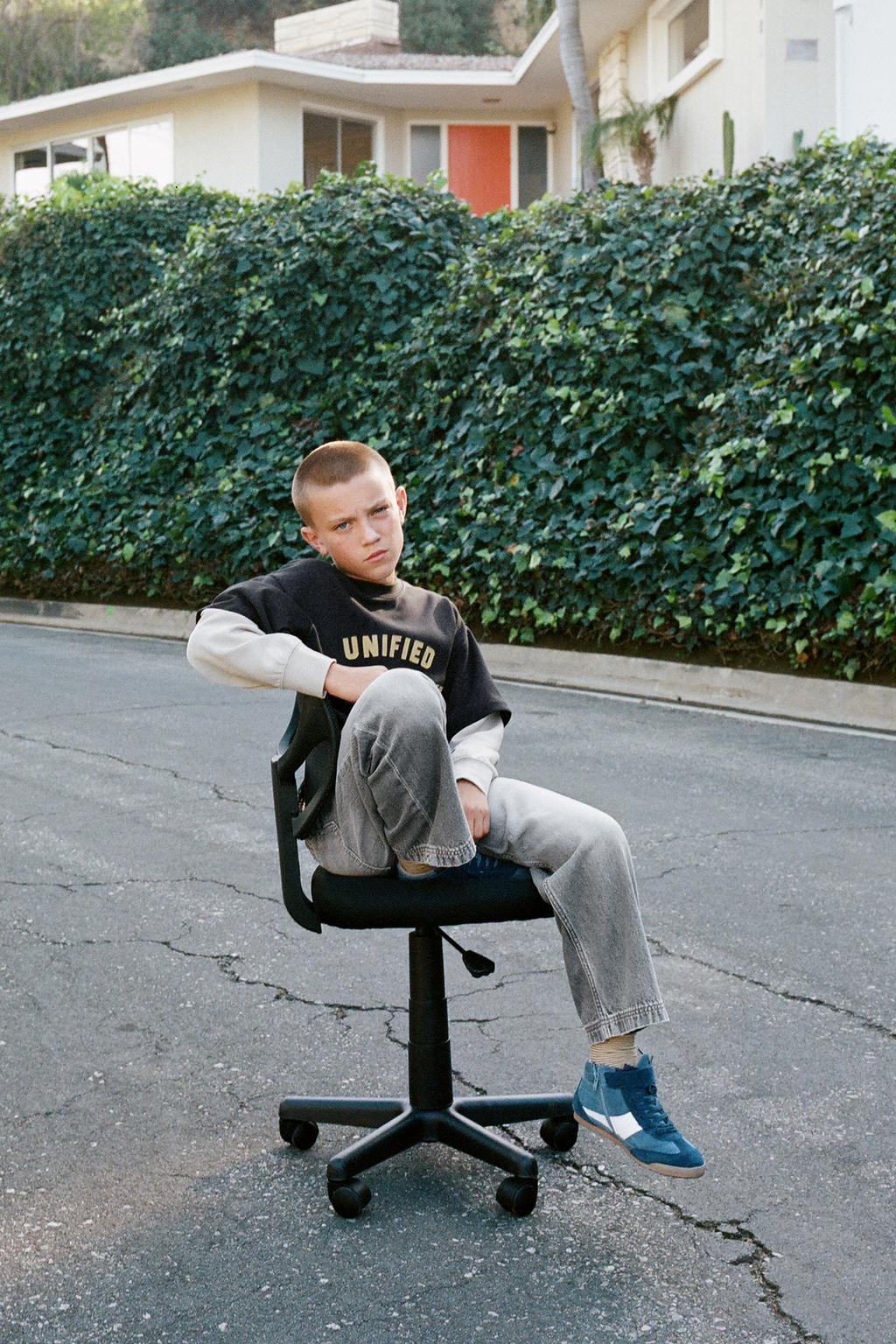 ТОЛСТОВКА С ДВОЙНЫМИ РУКАВАМИ В СТИЛЕ ПРЕППИ