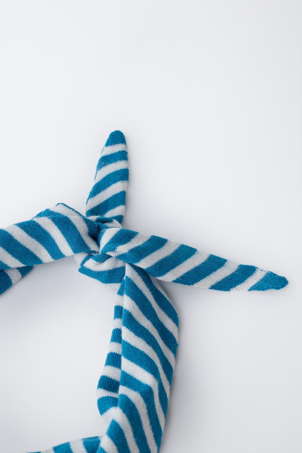 Треугольный платок с полосатым узором