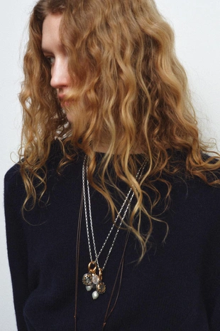 Набор из трех ожерелий с камнями и шармами- Заказать в России