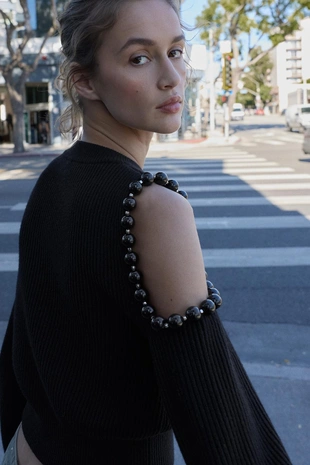 Джемпер в рубчик с вырезами и шариками- Заказать в России