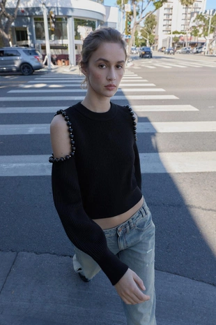 Джемпер в рубчик с вырезами и шариками- Заказать в России