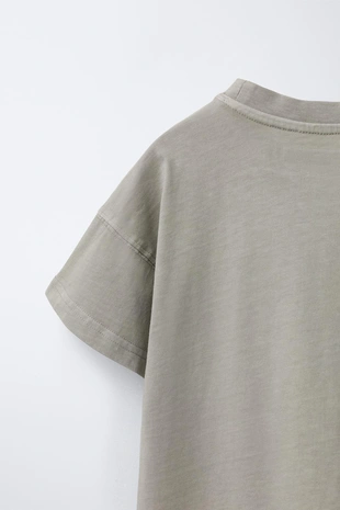 Футболка с эффектом потертости и этикеткой- Заказать в России