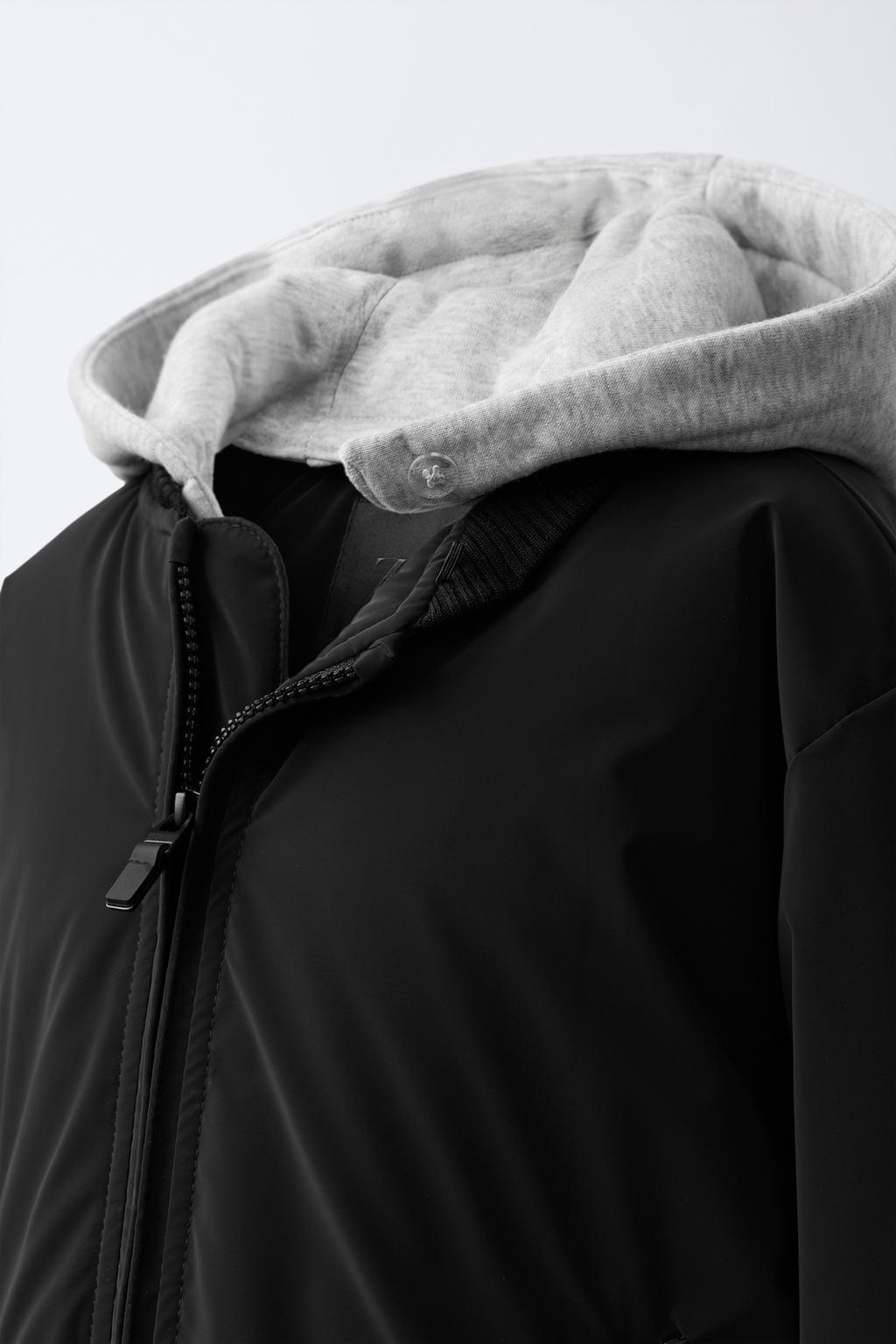 ПРОРЕЗИНЕННЫЙ БОМБЕР С ОТСТЕГИВАЮЩИМСЯ ФЛИСОВЫМ КАПЮШОНОМ