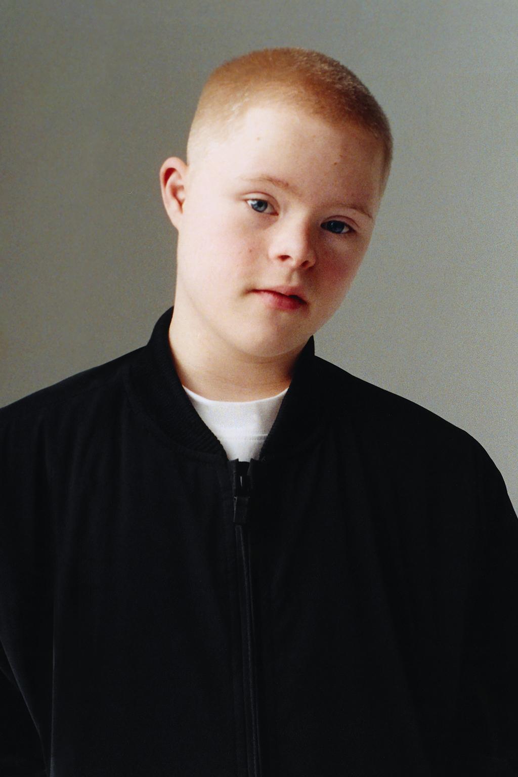 ПРОРЕЗИНЕННЫЙ БОМБЕР С ОТСТЕГИВАЮЩИМСЯ ФЛИСОВЫМ КАПЮШОНОМ