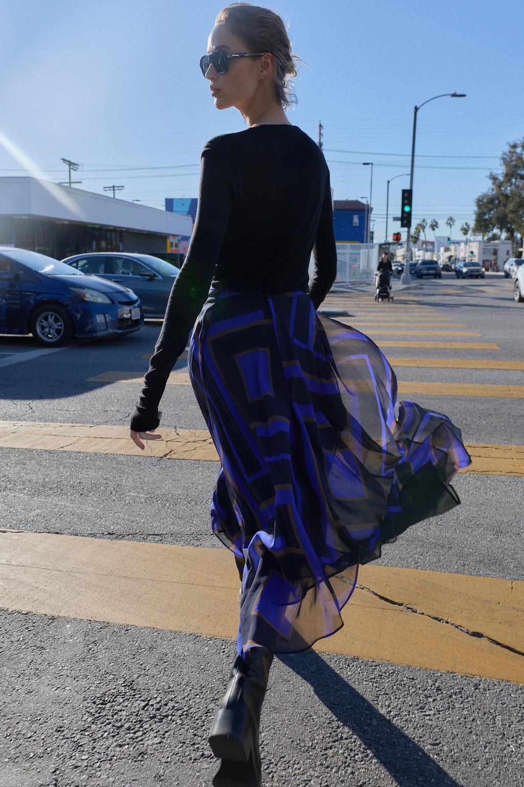 ЮБКА МИДИ АСИММЕТРИЧНОГО КРОЯ С ПРИНТОМ