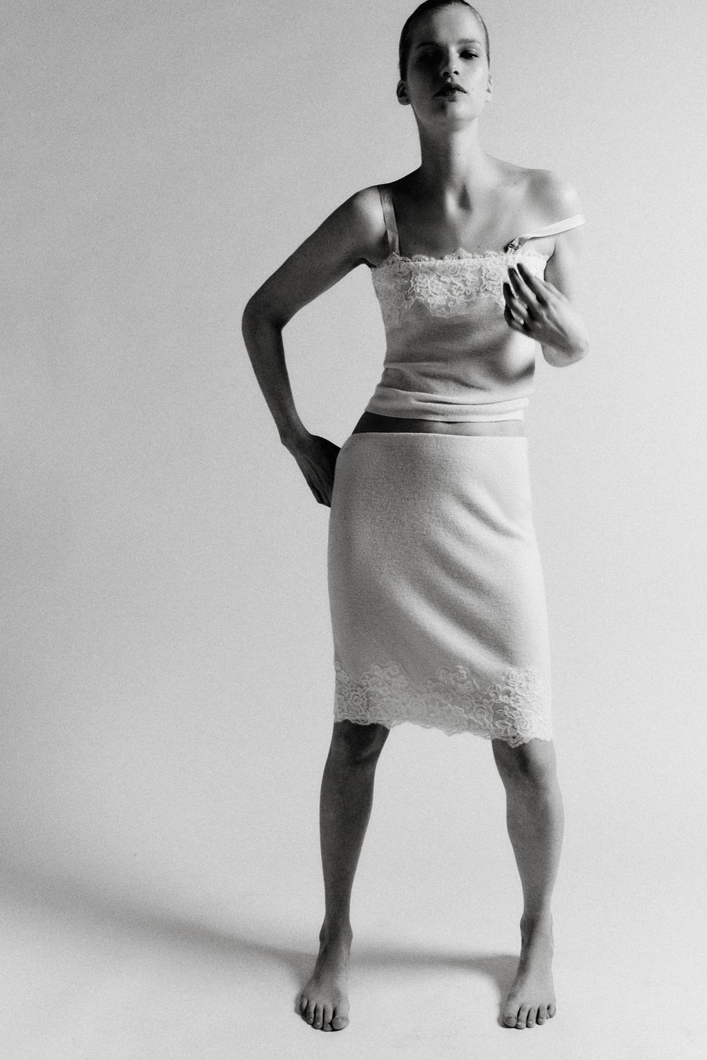 ВЯЗАНАЯ ЮБКА МИДИ С КРУЖЕВОМ И ВЫШИВКОЙ