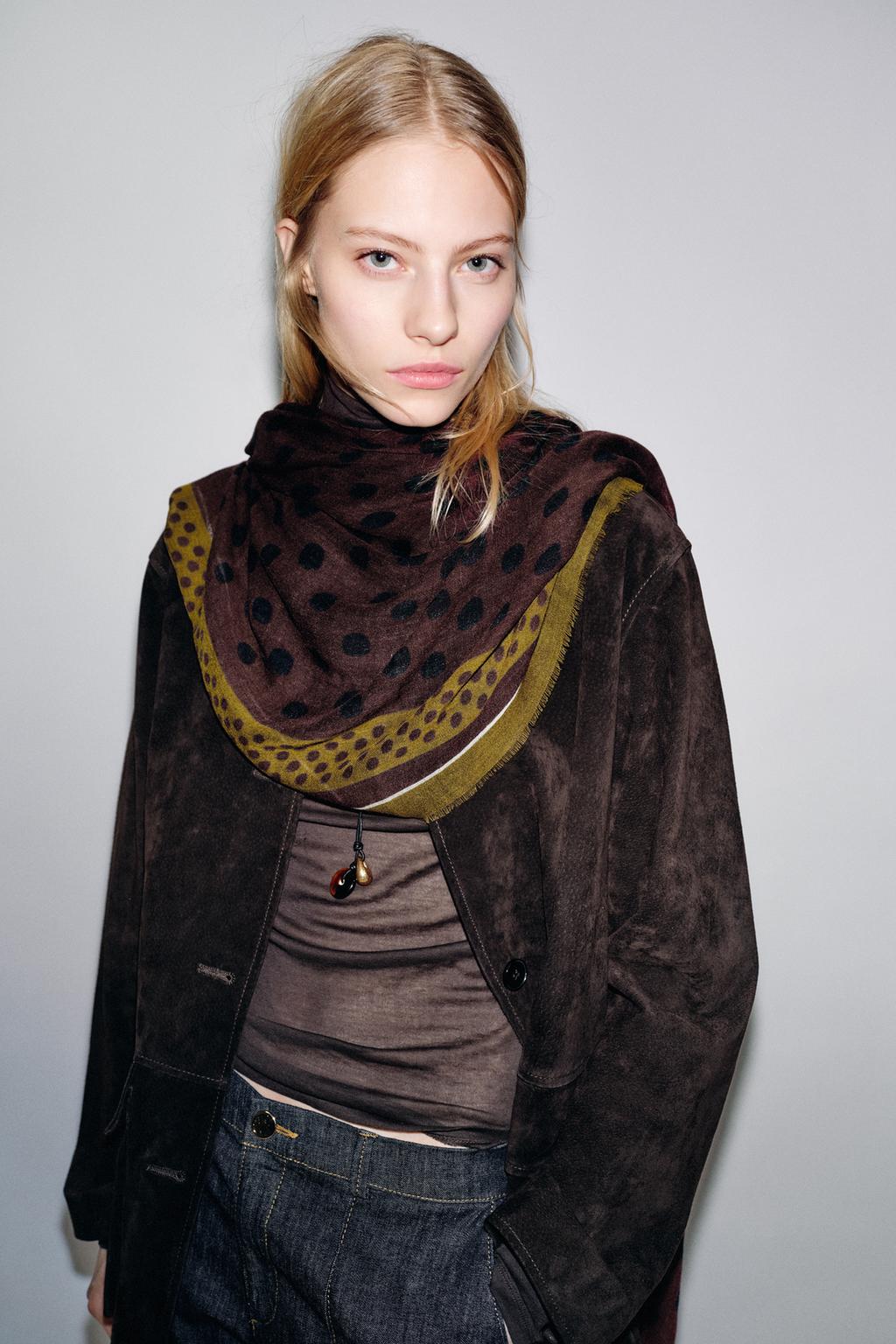 ШАРФ ИЗ ТКАНИ В ГОРОШЕК