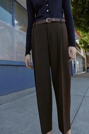 Брюки с защипами и ремнем