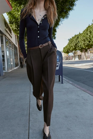 Брюки с защипами и ремнем