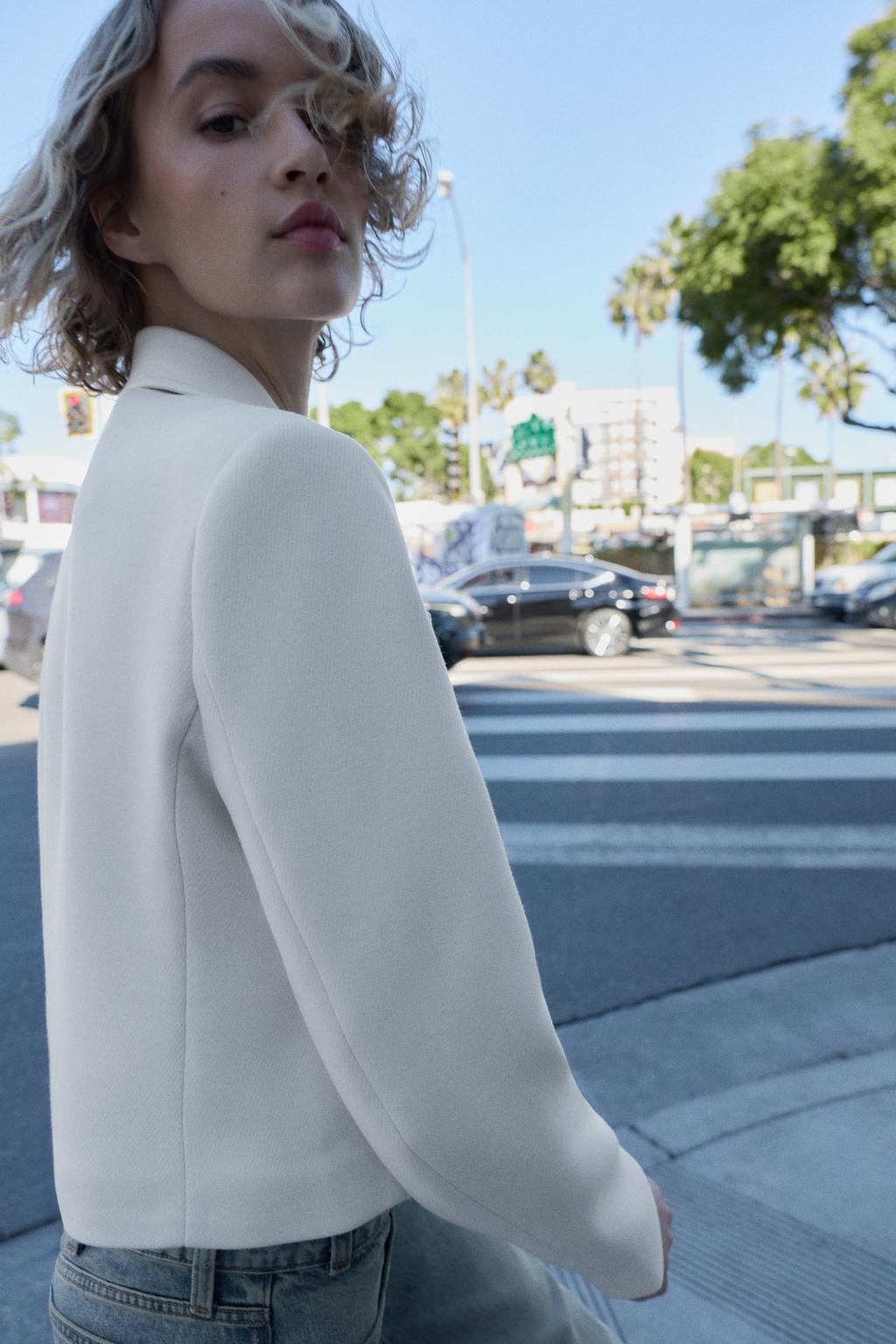 КОРОТКИЙ ДВУБОРТНЫЙ БЛЕЙЗЕР