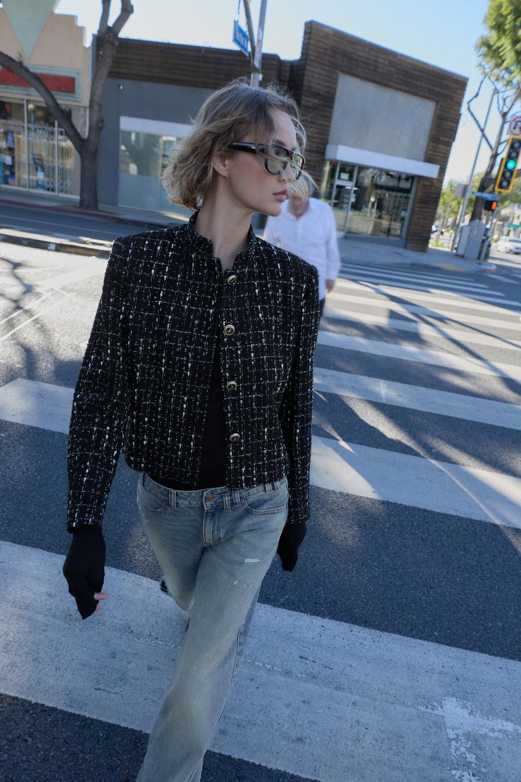 БЛЕЙЗЕР ИЗ РЕЛЬЕФНОЙ ТКАНИ С МЕТАЛЛИЗИРОВАННОЙ НИТЬЮ