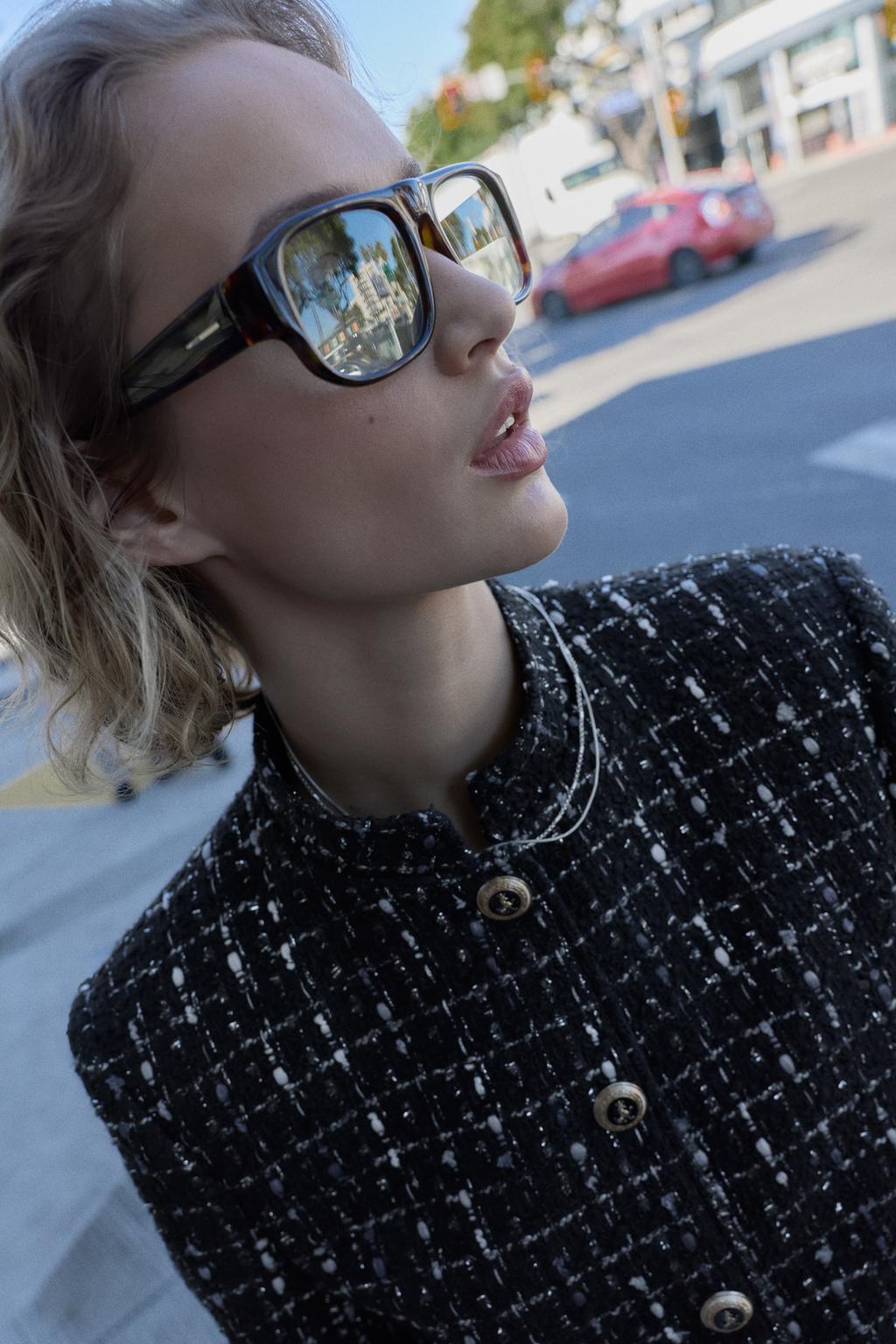 БЛЕЙЗЕР ИЗ РЕЛЬЕФНОЙ ТКАНИ С МЕТАЛЛИЗИРОВАННОЙ НИТЬЮ