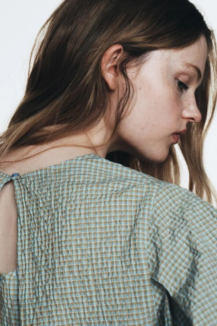 Топ в клетку с объемными рукавами- Заказать в России