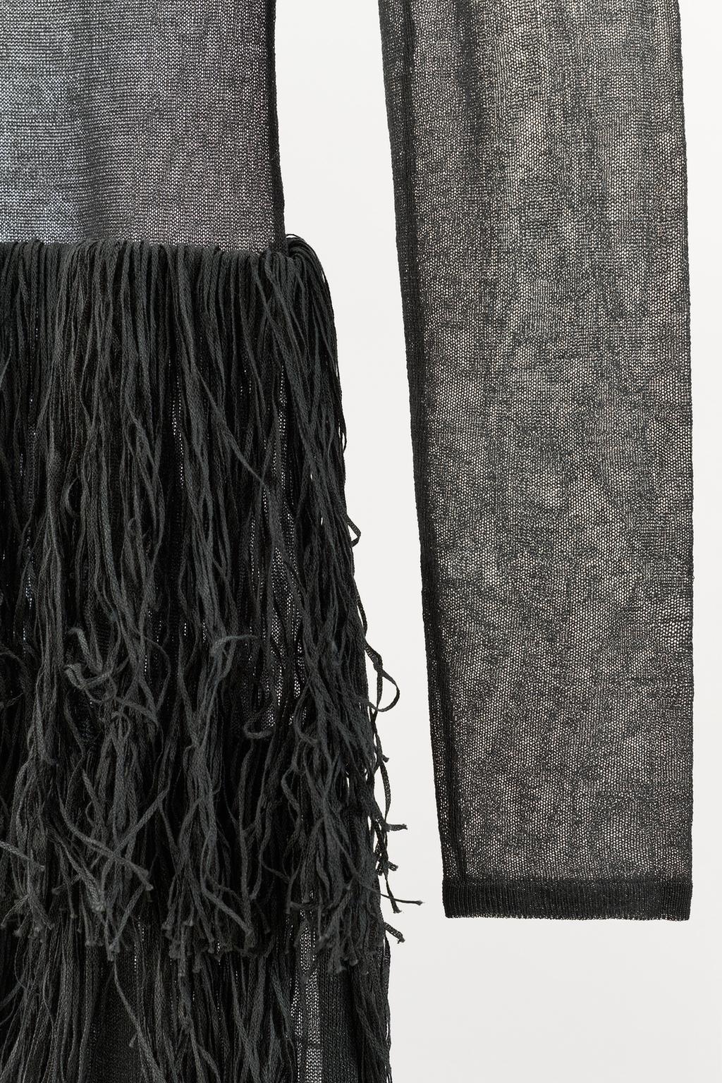 ВЯЗАНОЕ ПЛАТЬЕ С МЕТАЛЛИЗИРОВАННОЙ НИТЬЮ И БАХРОМОЙ