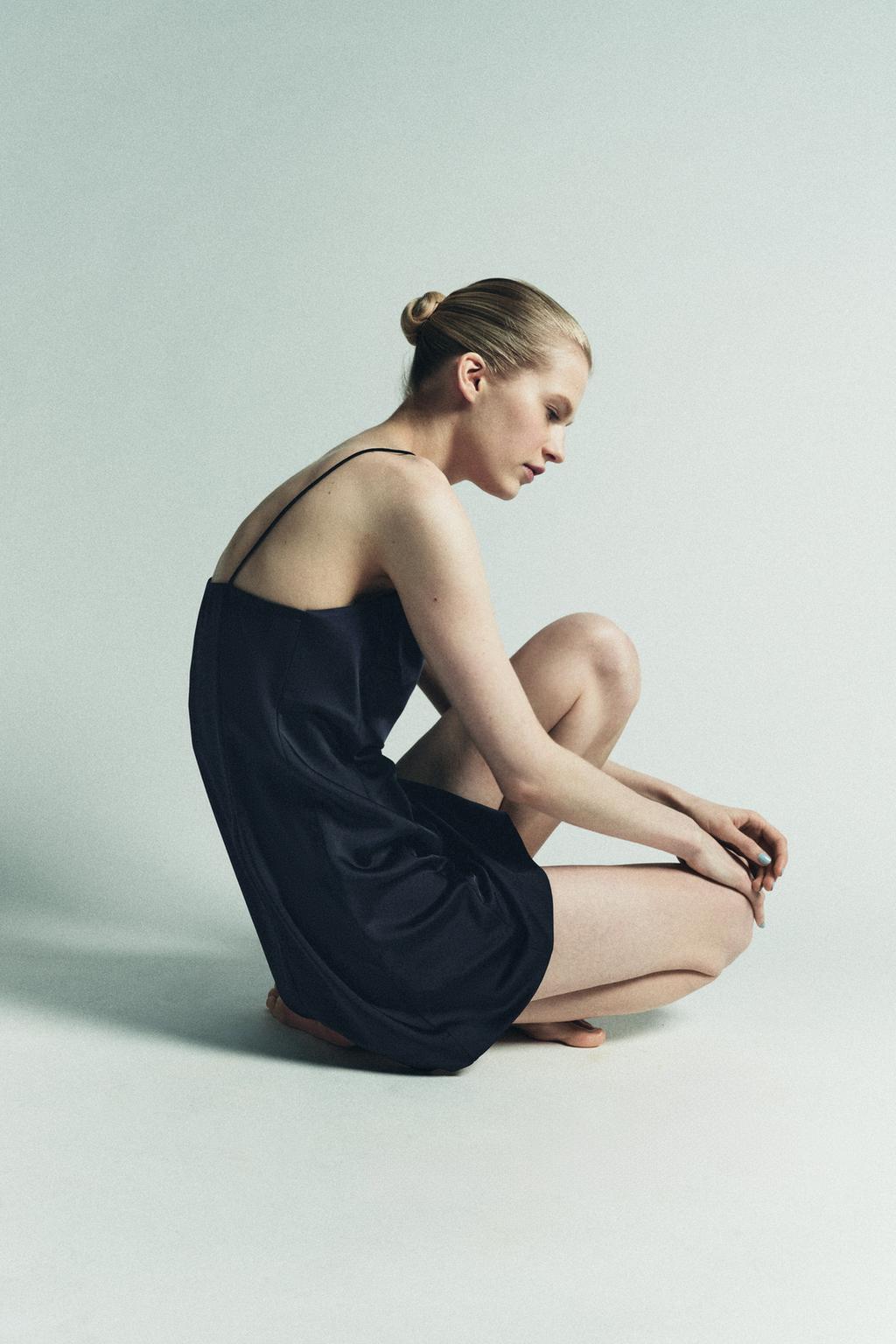 АТЛАСНОЕ МИНИ-ПЛАТЬЕ