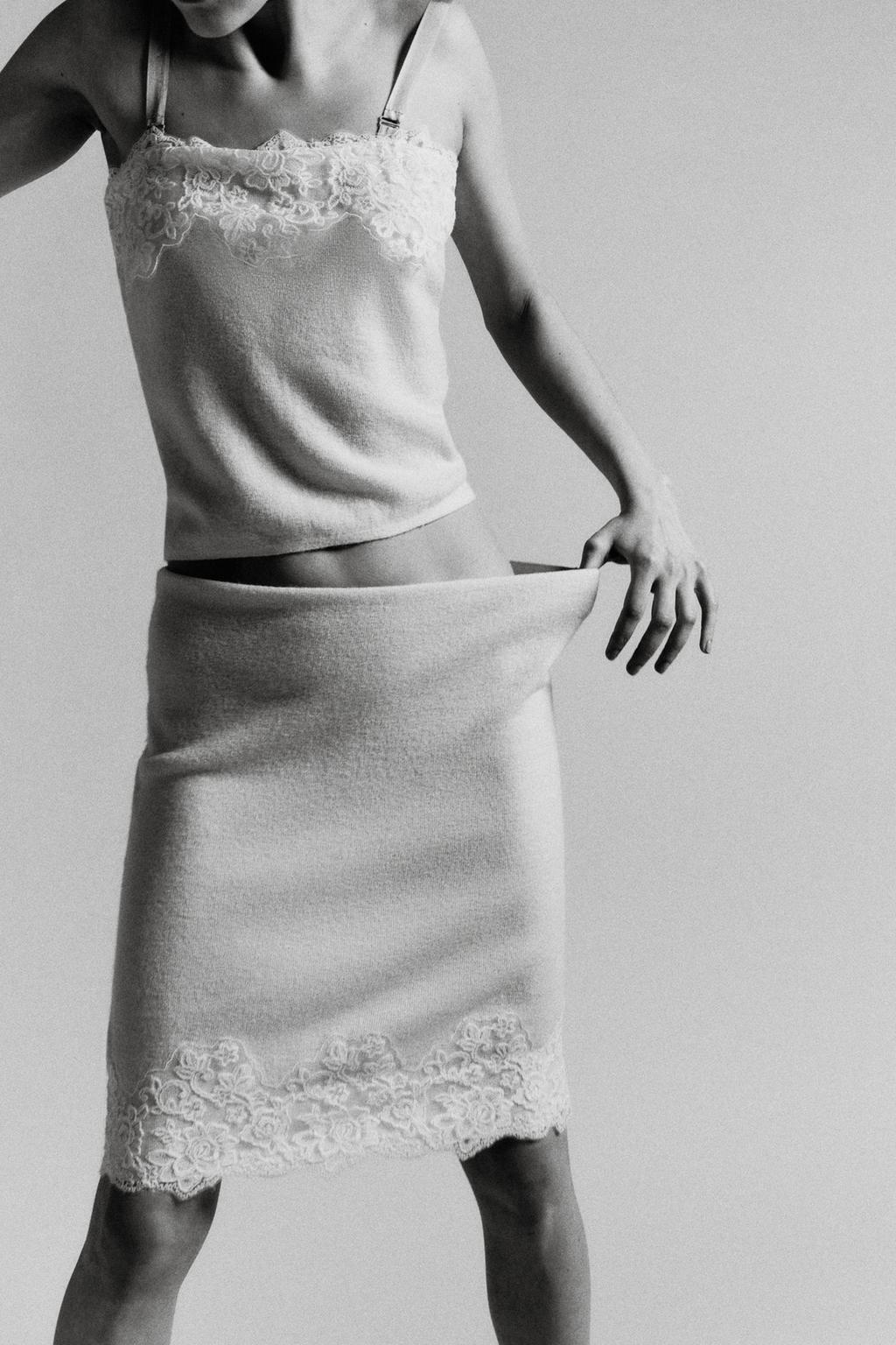 ВЯЗАНЫЙ ТОП С КРУЖЕВОМ И ВЫШИВКОЙ