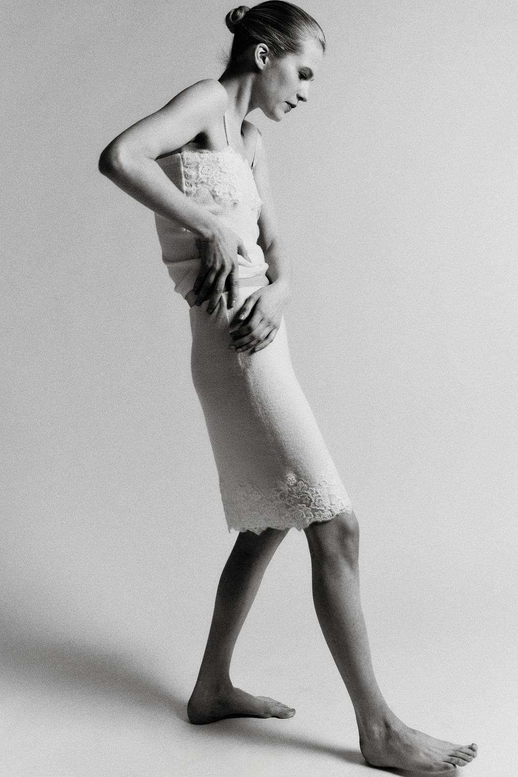 ВЯЗАНЫЙ ТОП С КРУЖЕВОМ И ВЫШИВКОЙ