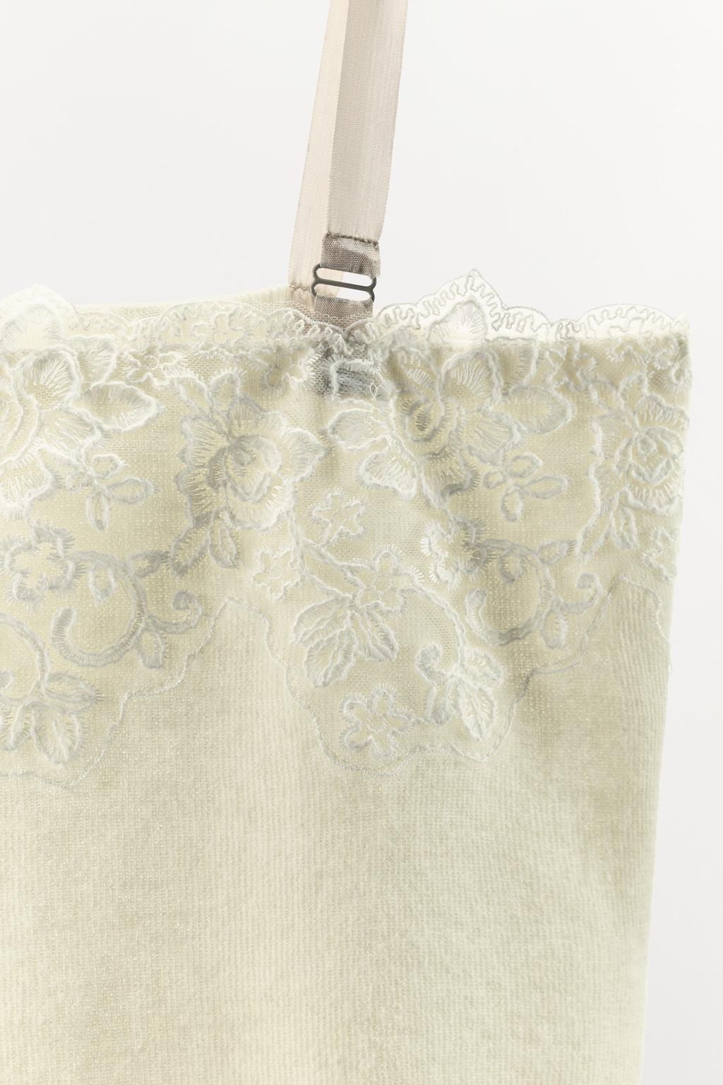 ВЯЗАНЫЙ ТОП С КРУЖЕВОМ И ВЫШИВКОЙ