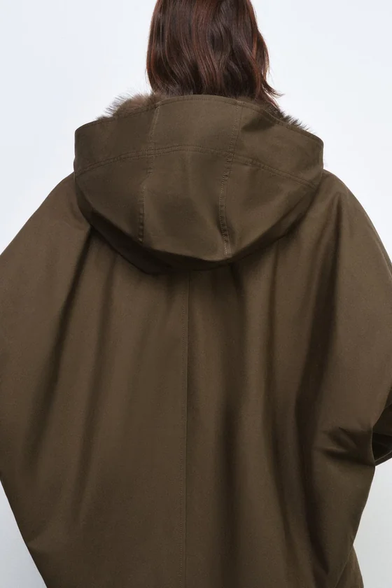 КОРОТКИЙ ТРЕНЧ С МЕХОВЫМ ВОРОТНИКОМ — коллекция Zara «ZW»