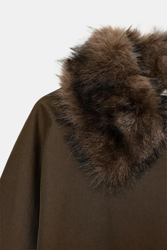 КОРОТКИЙ ТРЕНЧ С МЕХОВЫМ ВОРОТНИКОМ — коллекция Zara «ZW»