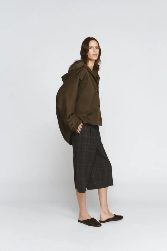 КОРОТКИЙ ТРЕНЧ С МЕХОВЫМ ВОРОТНИКОМ — коллекция Zara «ZW»