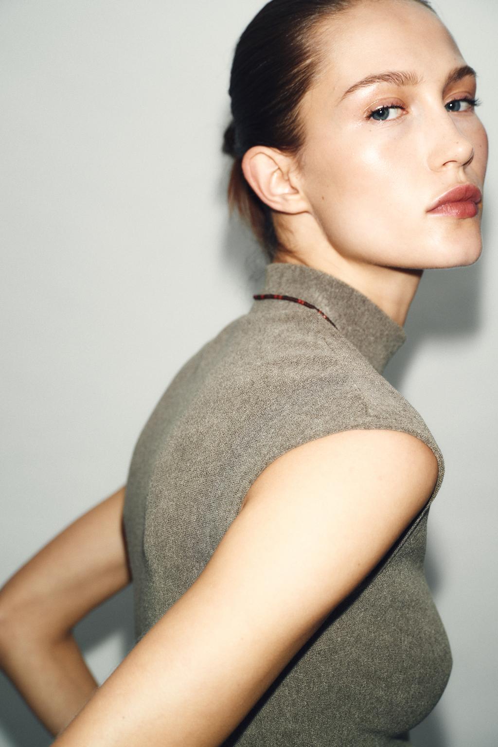 МЯГКИЙ ТОП С ВЫСОКИМ ВОРОТНИКОМ