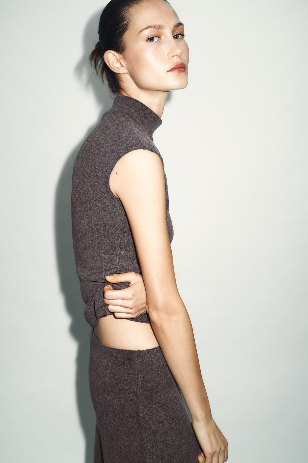 МЯГКИЙ ТОП С ВЫСОКИМ ВОРОТНИКОМ