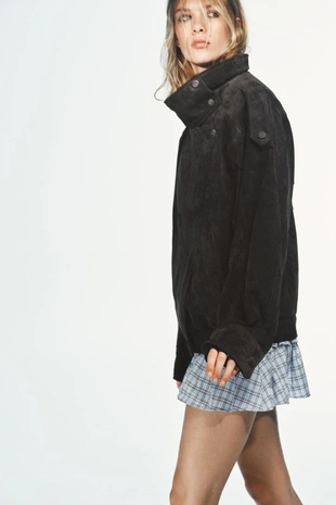 Куртка-байкер из 100% замши с обтянутыми пуговицами- Заказать в России