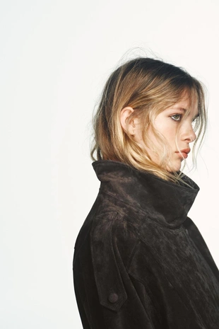 Куртка-байкер из 100% замши с обтянутыми пуговицами- Заказать в России