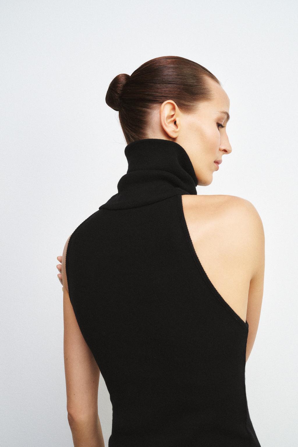 ТОП С ВЫСОКИМ ВОРОТНИКОМ БЕЗ РУКАВОВ