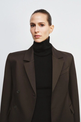 Топ с высоким воротником без рукавов