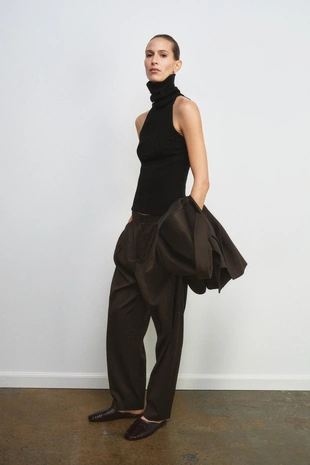 Топ с высоким воротником без рукавов