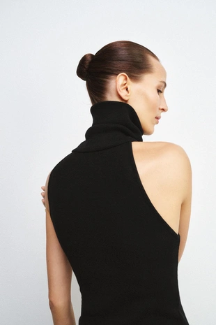 Топ с высоким воротником без рукавов