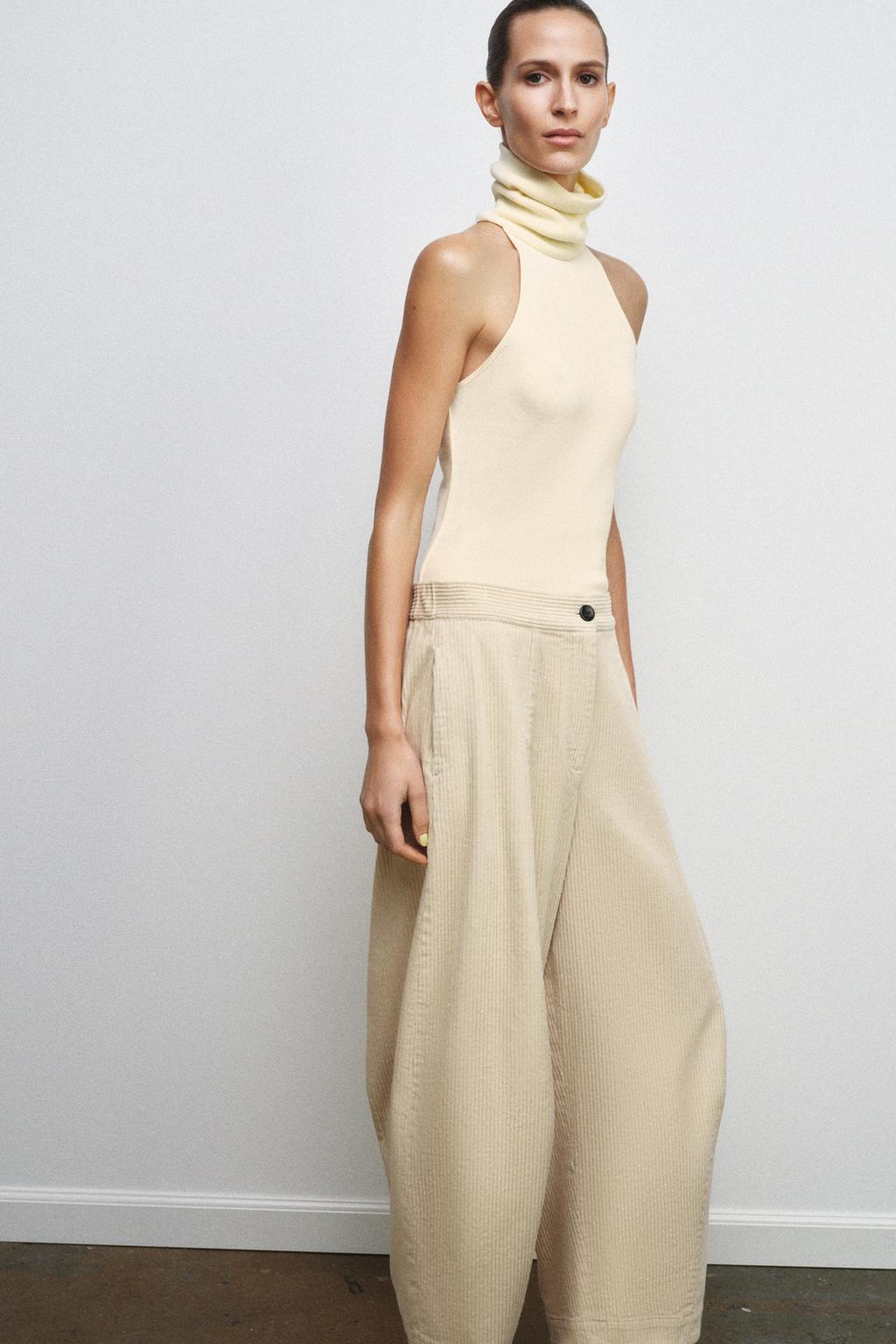 ТОП С ВЫСОКИМ ВОРОТНИКОМ БЕЗ РУКАВОВ