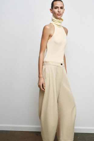 Топ с высоким воротником без рукавов- Заказать в России