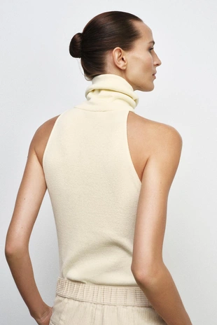 Топ с высоким воротником без рукавов- Заказать в России