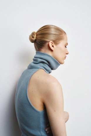 Топ с высоким воротником без рукавов- Заказать в России