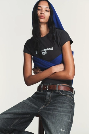 Футболка с надписью спереди