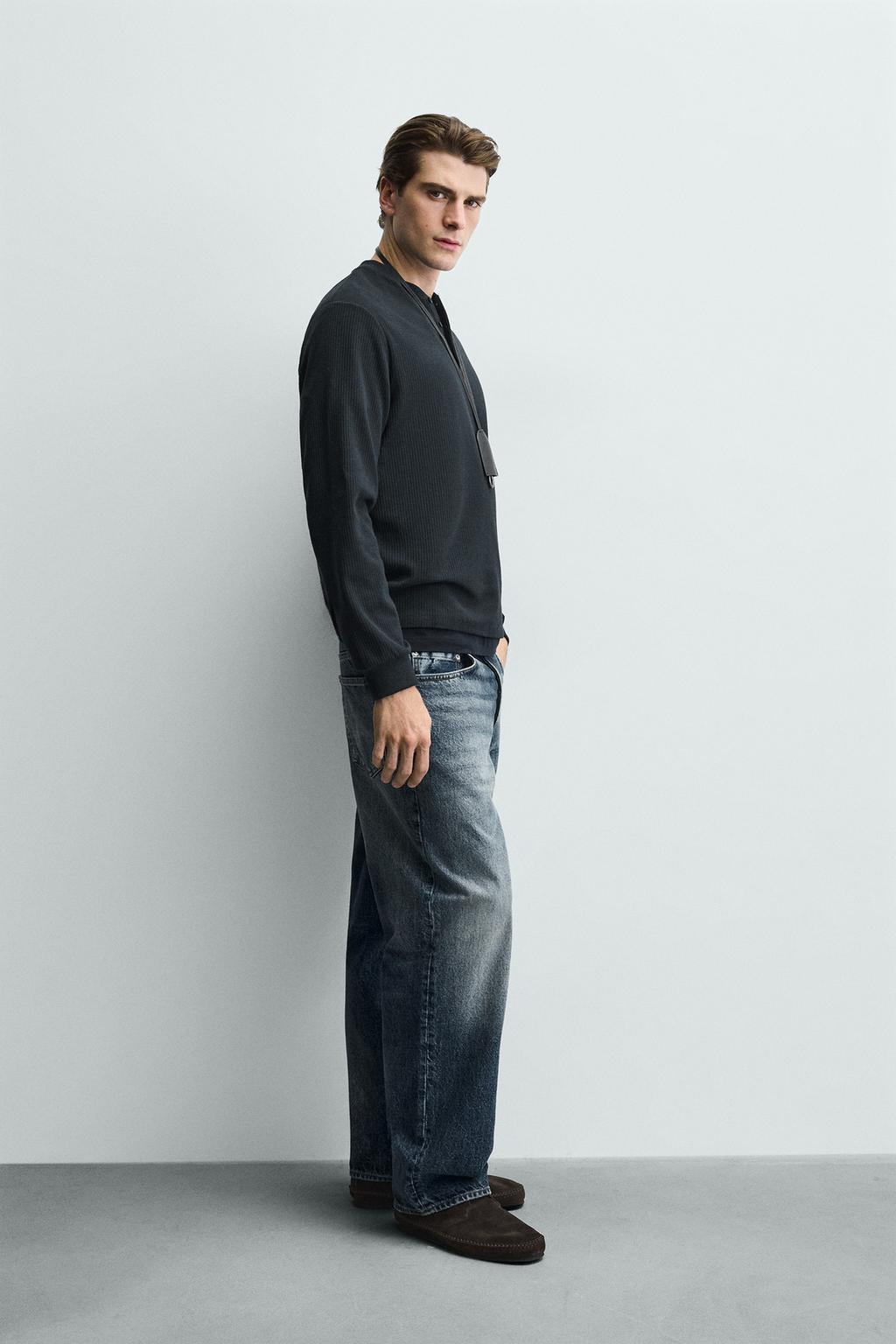 ФУТБОЛКА ИЗ РЕЛЬЕФНОЙ ТКАНИ С ВОРОТНИКОМ НА ПУГОВИЦАХ