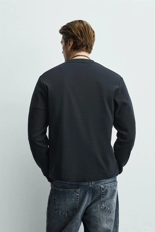 Футболка из рельефной ткани с воротником на пуговицах- Заказать в России