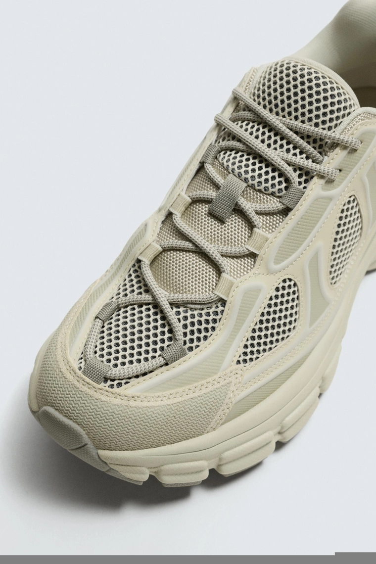 Кроссовки на массивной подошве