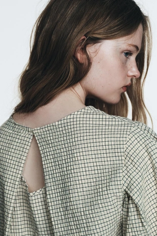 Топ в клетку с объемными рукавами