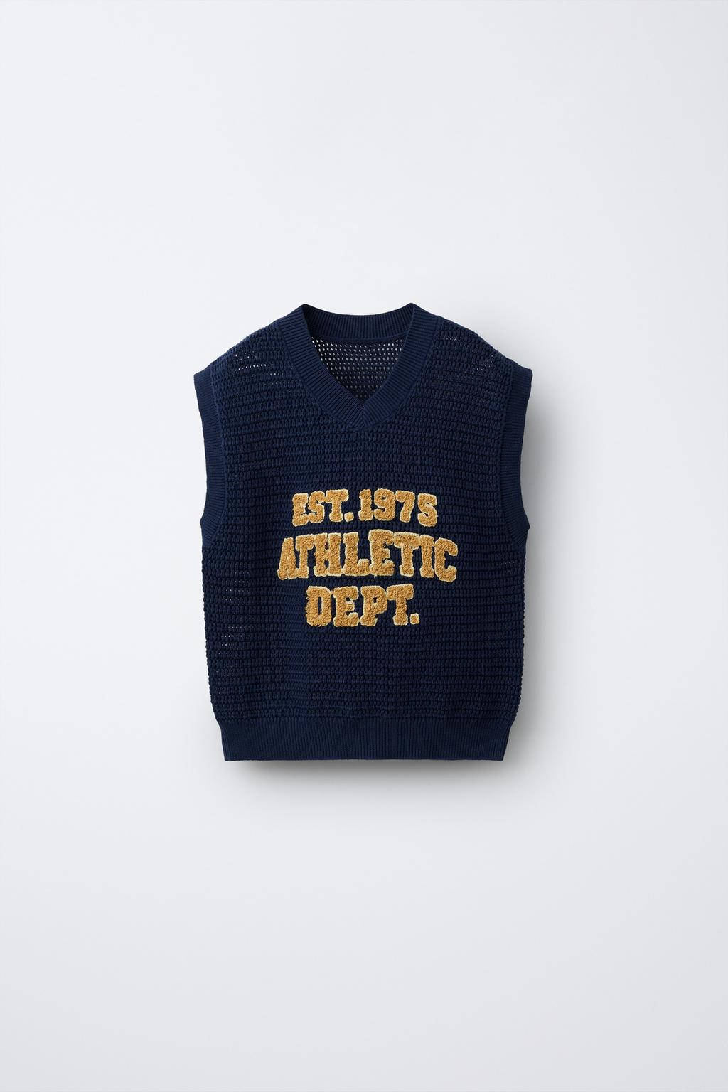 ТРИКОТАЖНЫЙ ЖИЛЕТ С ТЕКСТУРНЫМ ТЕКСТОМ