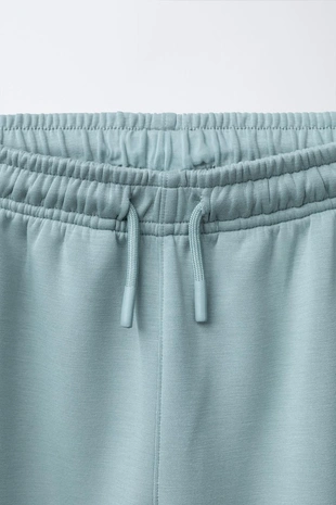 Спортивные брюки-джоггеры с прорезиненной нашивкой- Заказать в России